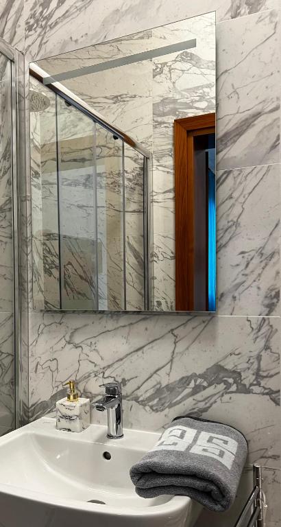 a bathroom with a white sink and a mirror at TINTORETTO 1 CON TERRAZZA SOPRA IL TETTO, 3 bagni, 3 grandi camere da letto, SUPER NUOVO in Venice