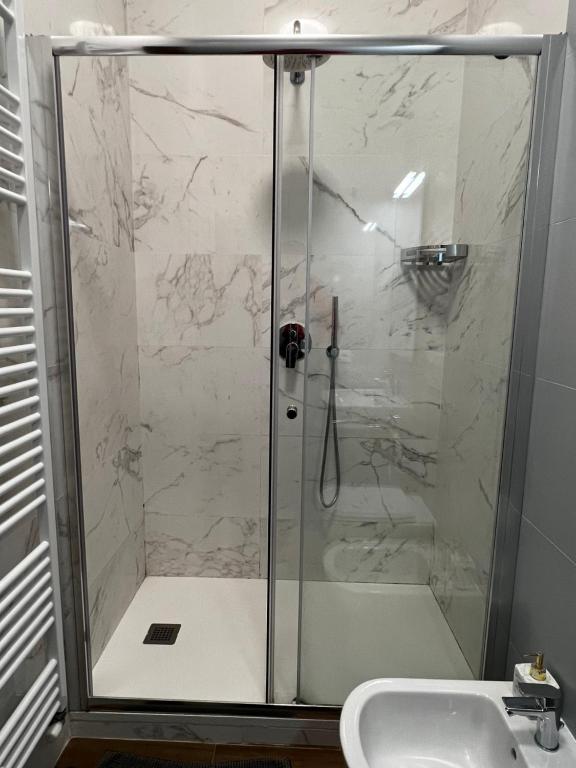 a shower with a glass door next to a sink at TINTORETTO 1 CON TERRAZZA SOPRA IL TETTO, 3 bagni, 3 grandi camere da letto, SUPER NUOVO in Venice