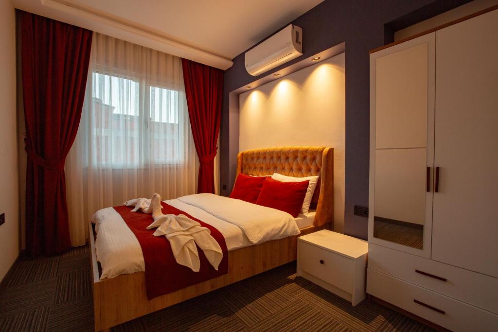 Ένα ή περισσότερα κρεβάτια σε δωμάτιο στο VIRA SUITE HOTEL
