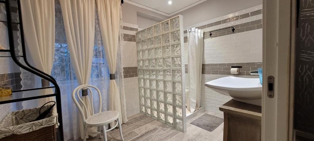 ガンディアにあるApartamento Milka Gandia Marchuqueraのバスルーム(洗面台、トイレ、シャワー付)