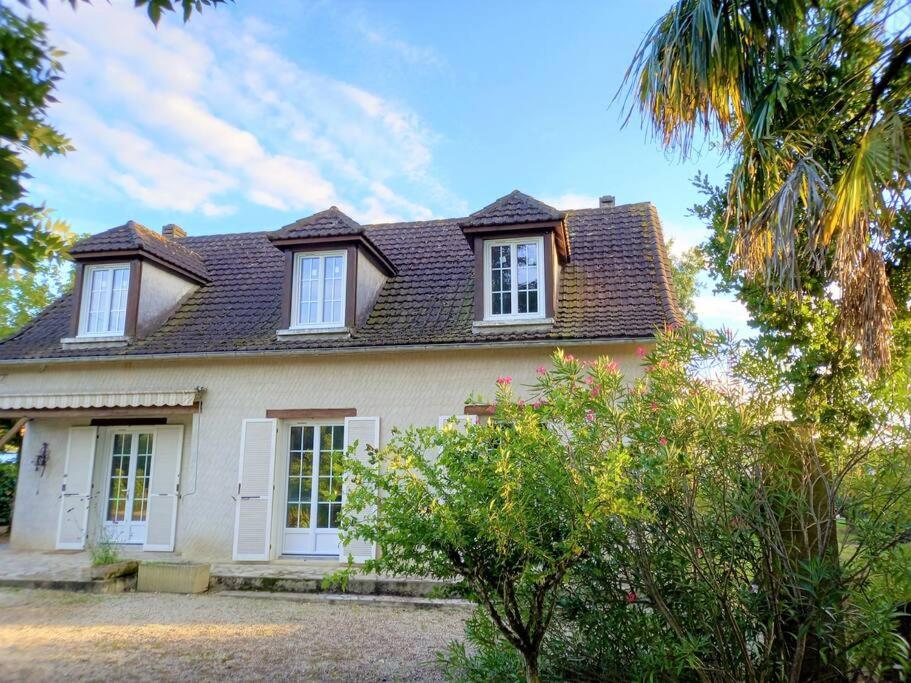 Photo de la galerie de l'établissement Gîte d'Elvire Maison chaleureuse avec jacuzzi privatif et parc arboré, à Bergerac