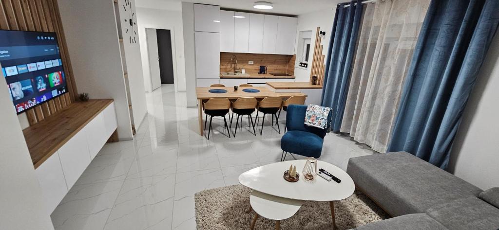 uma sala de estar com um sofá e uma mesa em Superior Apartment Lisinski - Private parking - 2 & 3 Bedroom em Zagreb