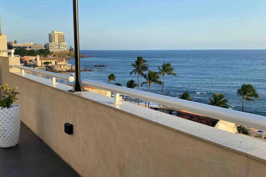 vistas al océano desde el balcón de un edificio en Sinta-se em casa fora de casa, en Salvador