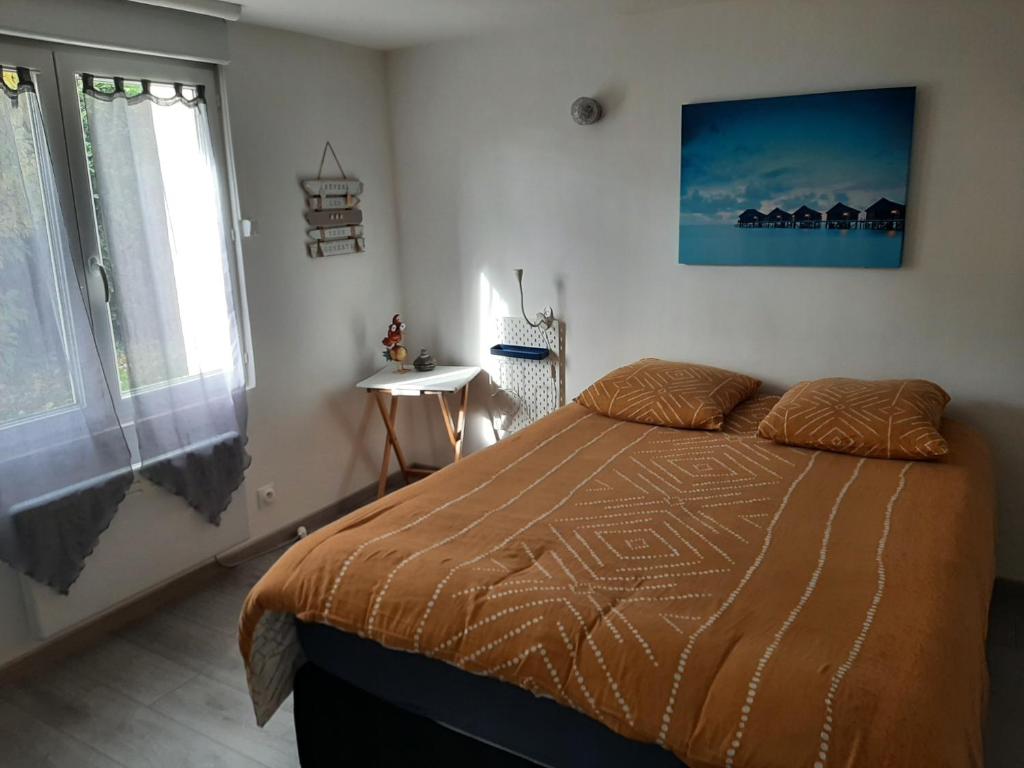 una camera con letto e finestra di studio 2 personnes a Luxeuil-les-Bains