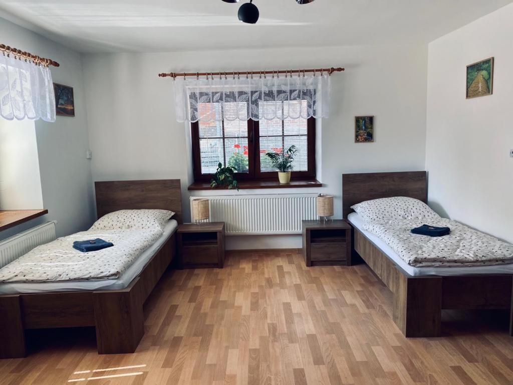 um quarto com duas camas e uma janela em Apartmán Mája em Rumburk