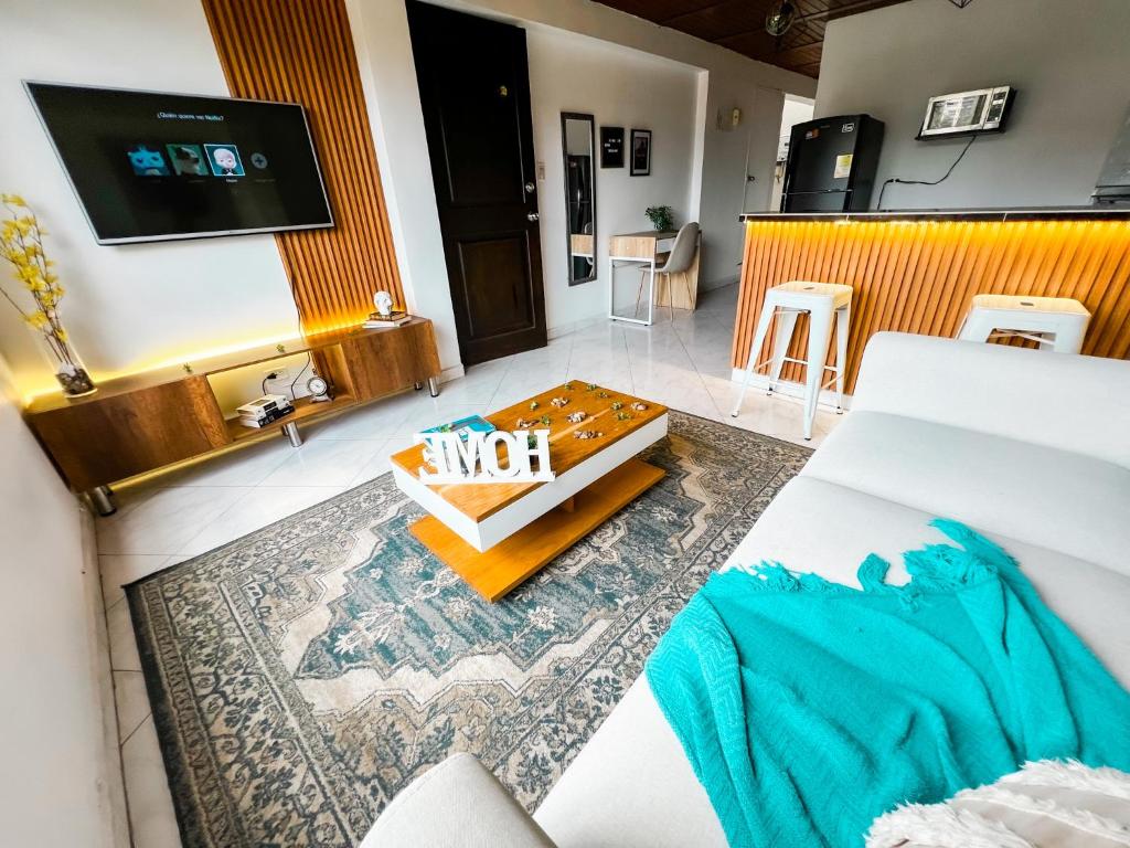 uma sala de estar com um sofá e uma mesa em Moderno cómodo natural tranquilo único 373 SF2 em Medellín