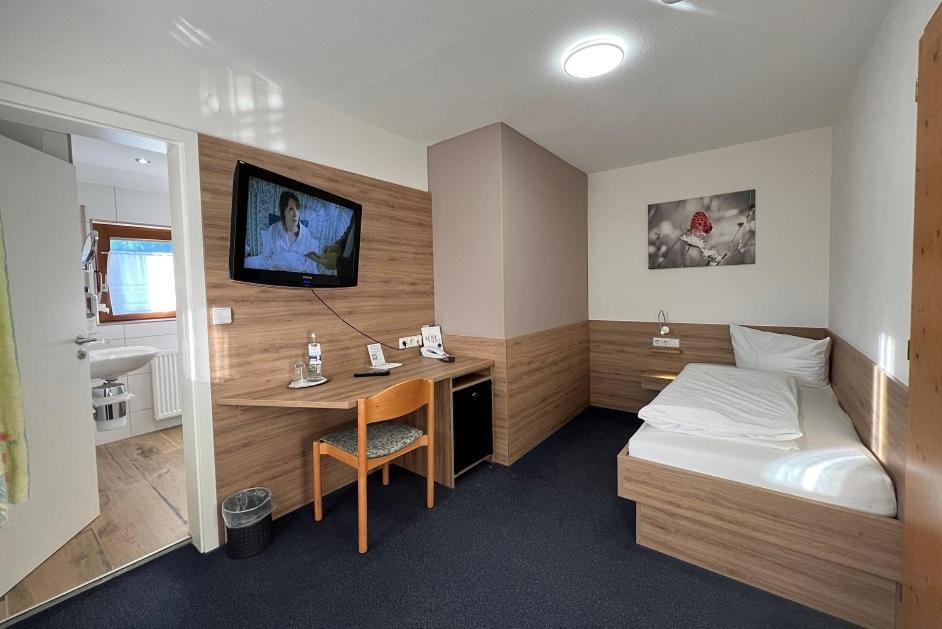 Postel nebo postele na pokoji v ubytování Hotel Klosterbräustuben