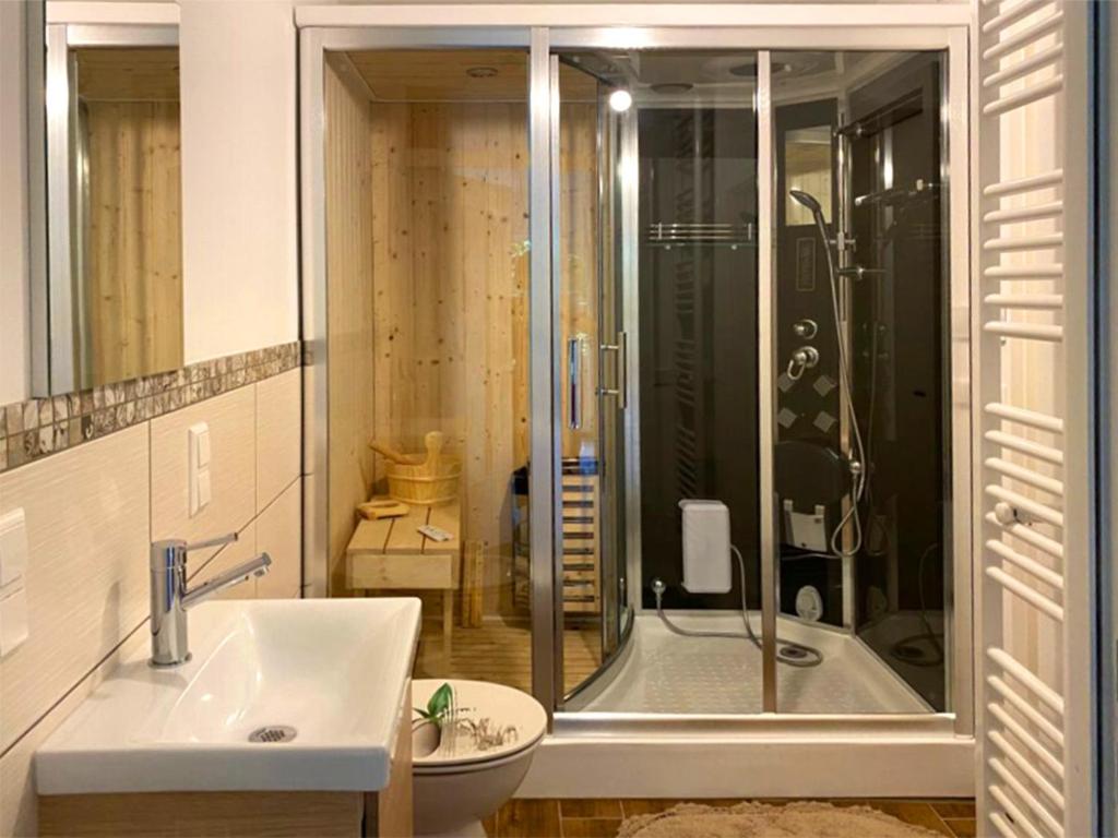 Et badeværelse på Großes Waldhaus St Martin mit Sauna, Kamin & Natur