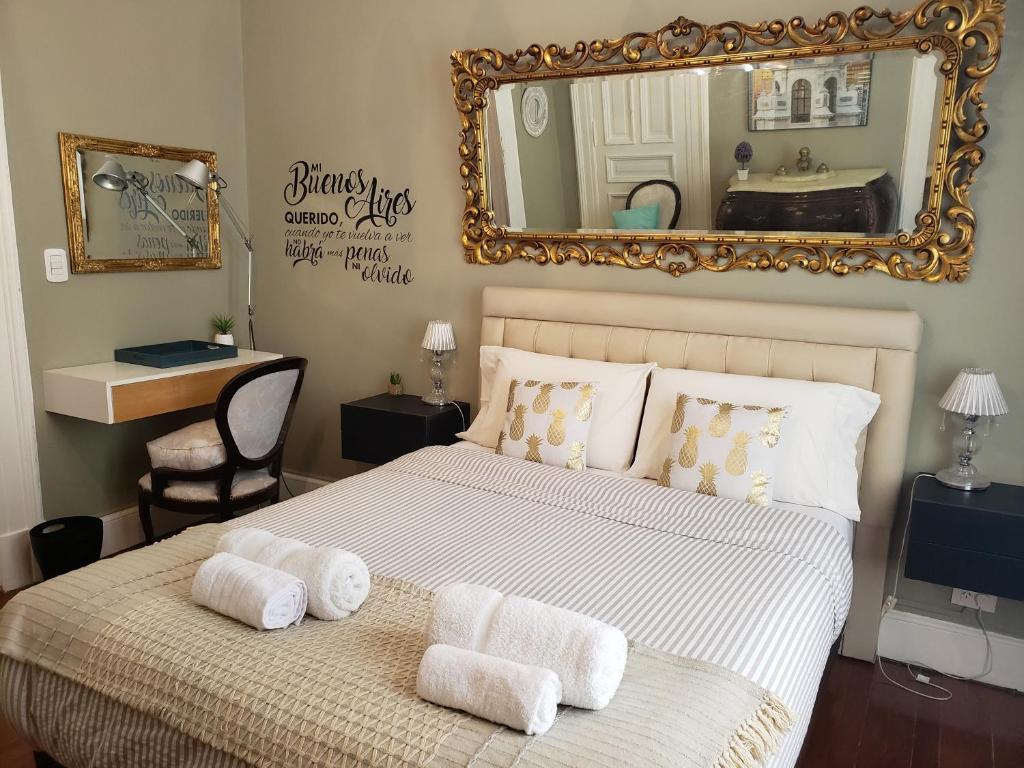 una camera da letto con un letto e asciugamani di La Casa de Lola BA a Buenos Aires