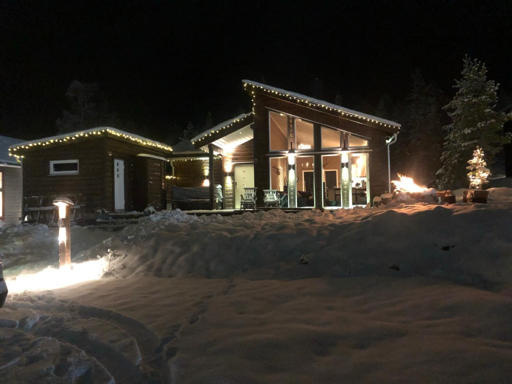 Una casa en la nieve por la noche en Granfjällsporten 57, en Stöten