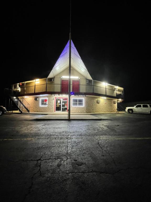 um edifício com um telhado iluminado à noite em Relax Inn Copperas Cove em Copperas Cove