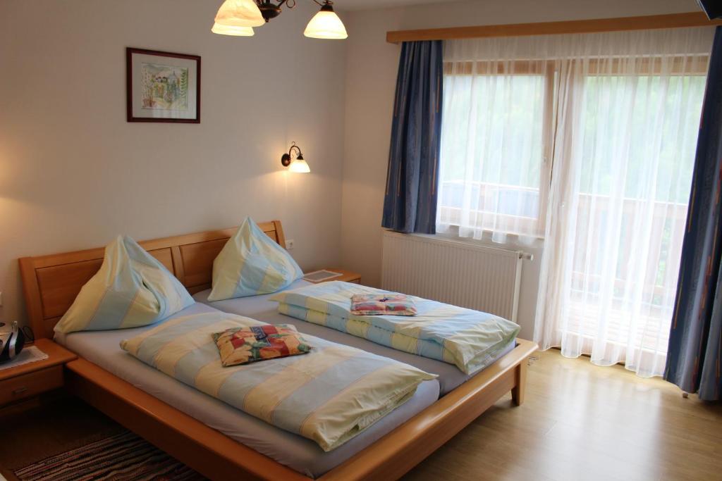 Postel nebo postele na pokoji v ubytování Gasthof Kirchmoar