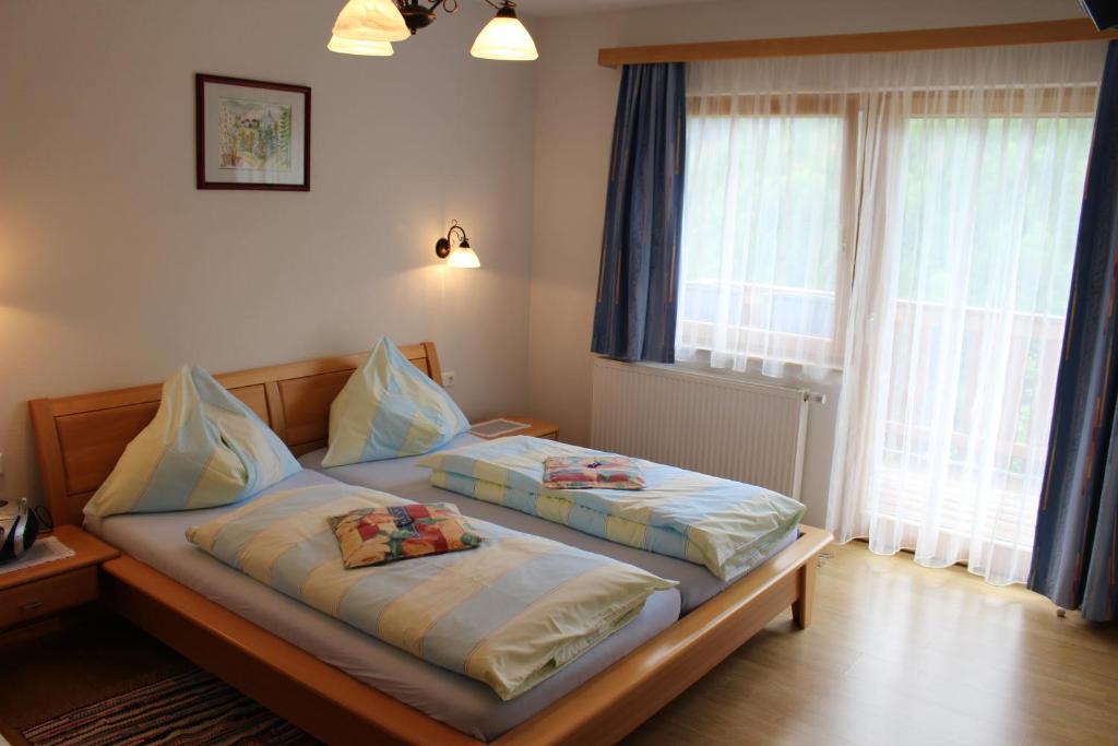 ザンクト・ブラセンにあるGasthof Kirchmoarのベッドルーム1室(枕2つ付)