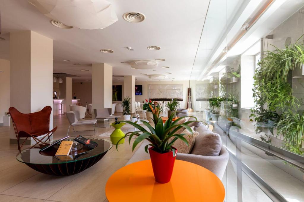 uma sala cheia de plantas em Hotel Ceres em Lerma