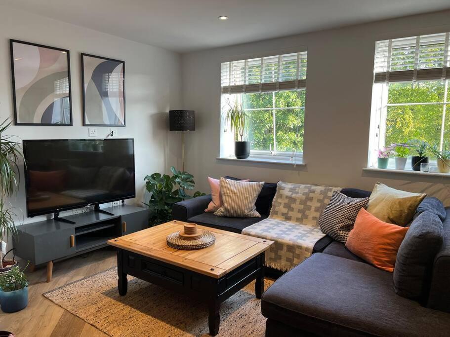 uma sala de estar com um sofá e uma mesa de centro em Contemporary, stylish south coast home em Poole