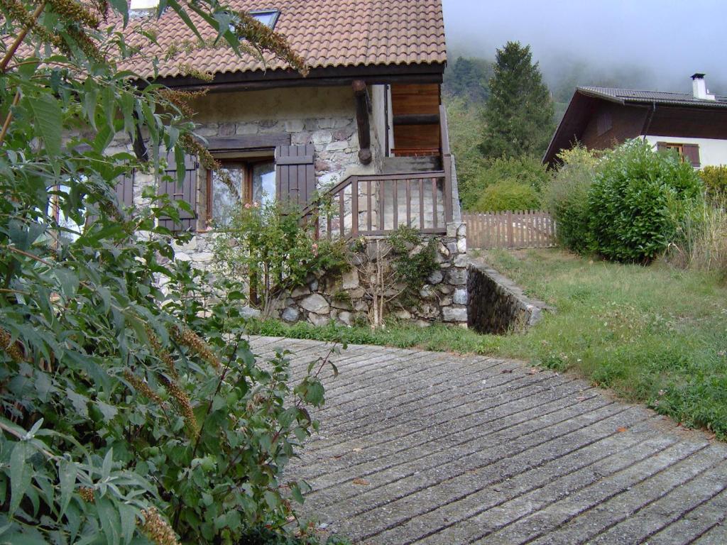 una casa con una pasarela de ladrillo delante de ella en Appart chalet, en Saint-Martin-Vésubie