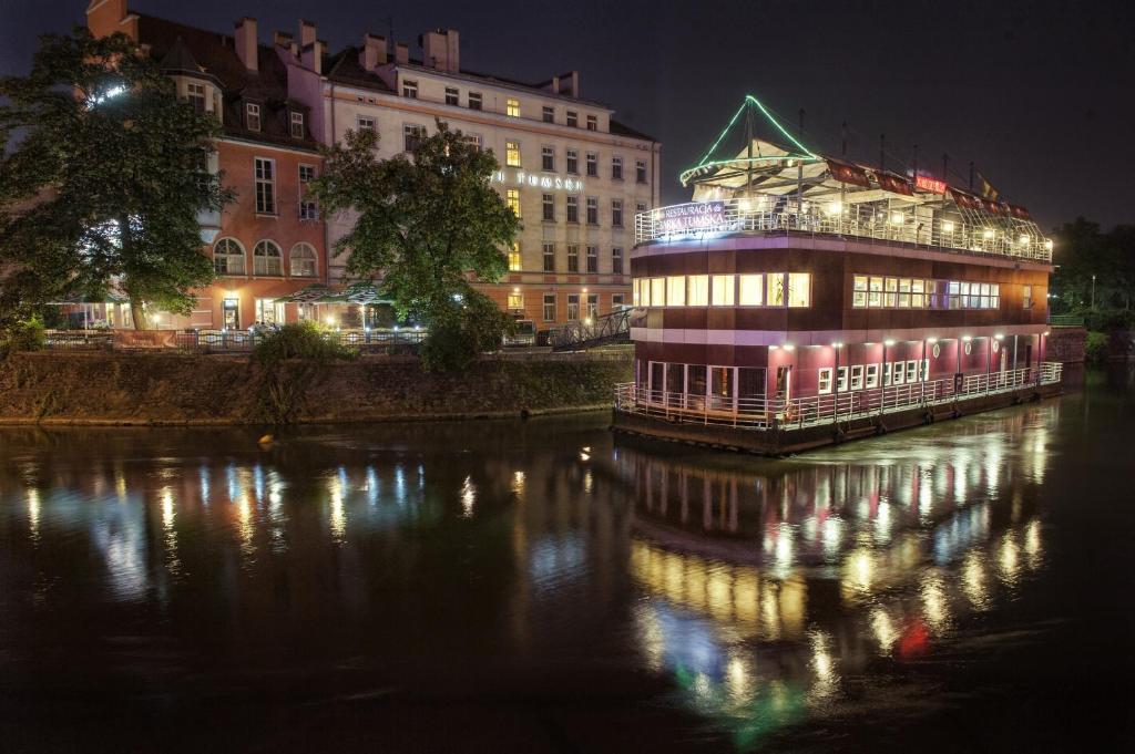 Výhled na řeku, která protéká v blízkosti hostelu