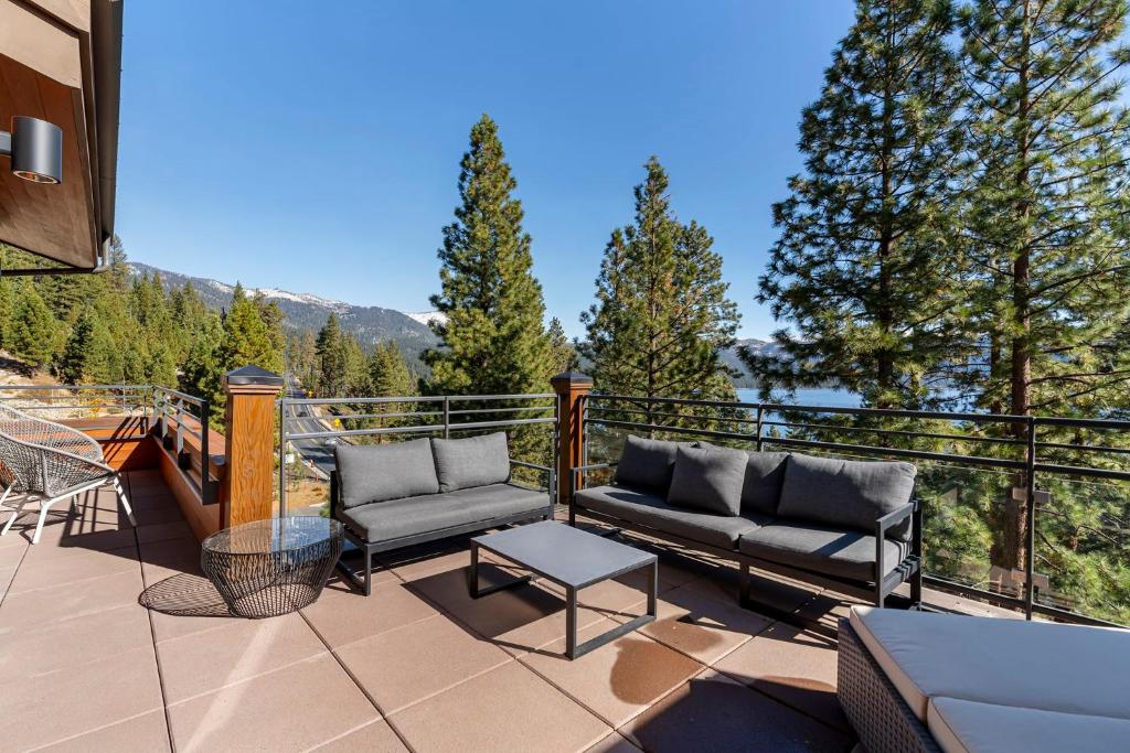 un patio con 2 sofás y una mesa en el balcón en Appreciate this exclusive private penthouse located on Lake Tahoe, en Crystal Bay