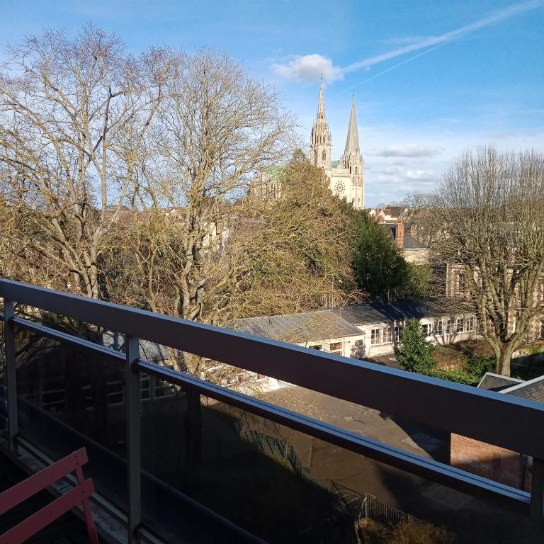Gallery image of Studio cosy vue Cathédrale - Parking privé in Chartres