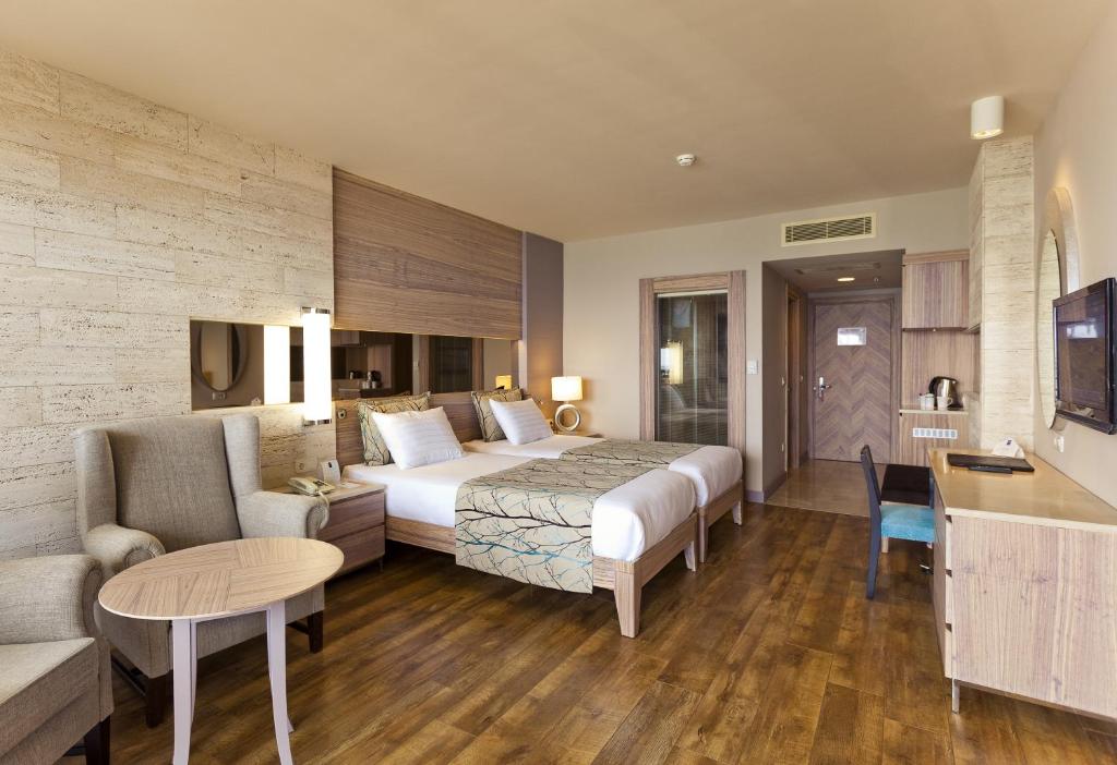 Postel nebo postele na pokoji v ubytování Melas Resort Hotel