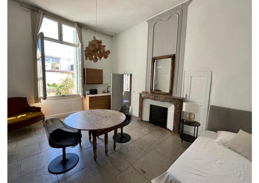 - un salon avec une table et un canapé dans l'établissement Jacques III d'aragon, à Montpellier