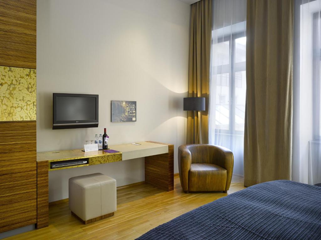Postel nebo postele na pokoji v ubytování The ICON Hotel & Lounge