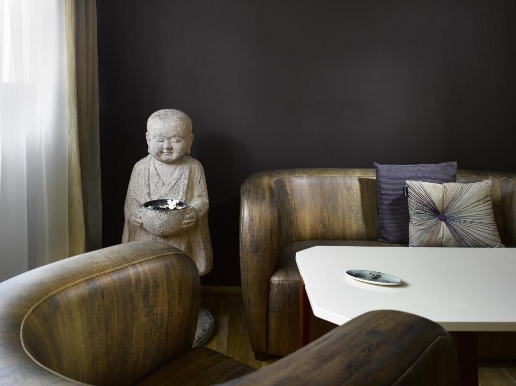 Posezení v ubytování The ICON Hotel & Lounge