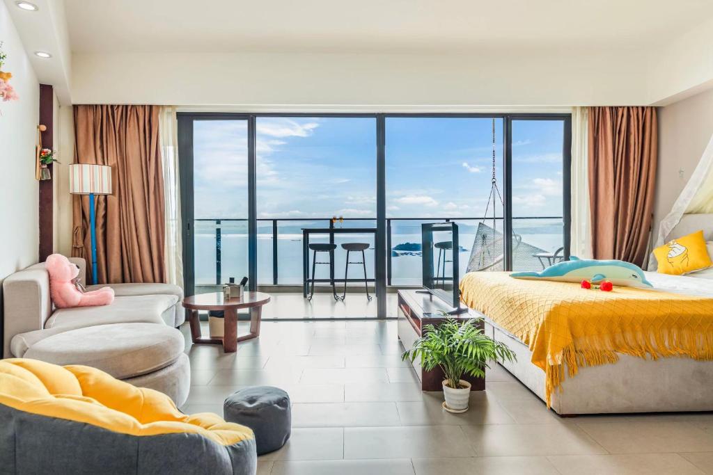 1 dormitorio con cama y vistas al océano en 惠州惠东巽寮湾金铭海景公寓, en Xincun