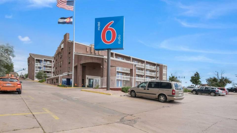 een auto geparkeerd op een parkeerplaats voor een gebouw bij Motel 6 in Colorado Springs