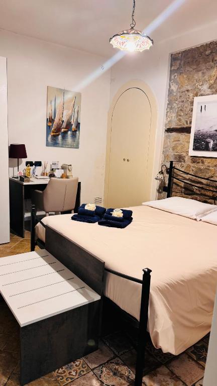 sypialnia z 2 łóżkami i biurkiem w obiekcie Locanda Badia Residenze Iride e Celeste w mieście Castellabate
