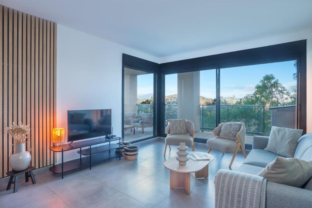 salon z kanapą i telewizorem w obiekcie Casa Hoyo Nueve - Alhaurín Golf - Alhaurín el Grande w mieście Alhaurín el Grande