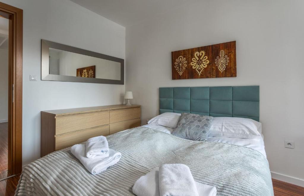 Posteľ alebo postele v izbe v ubytovaní Rent like home - Pardałówka VI
