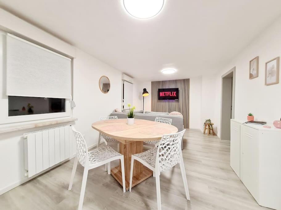 a kitchen and dining room with a table and chairs at Meublé Flora pour voyageur pro - Centre, calme - Wi-Fi in Haguenau