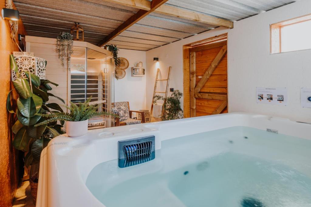 Cette chambre comprend une grande baignoire blanche. dans l'établissement Abandonner son quotidien.. C.L.S Deauville, à Deauville