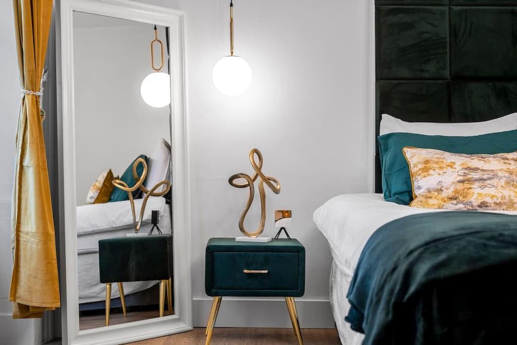 倫敦的住宿－Marylebone central apartment，一间卧室配有一张床和镜子