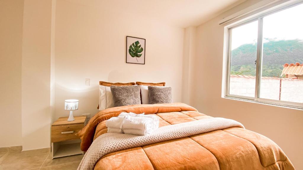 a bedroom with a large bed and a window at OCASSO JARDIN APARTAMENTO TURPIAL in Jardin