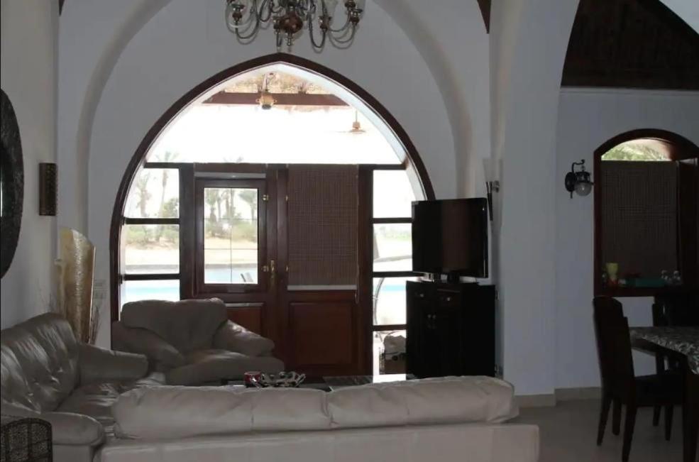 ein Wohnzimmer mit einem Sofa und einem Bogenfenster in der Unterkunft EL Gouna Villa in Hurghada