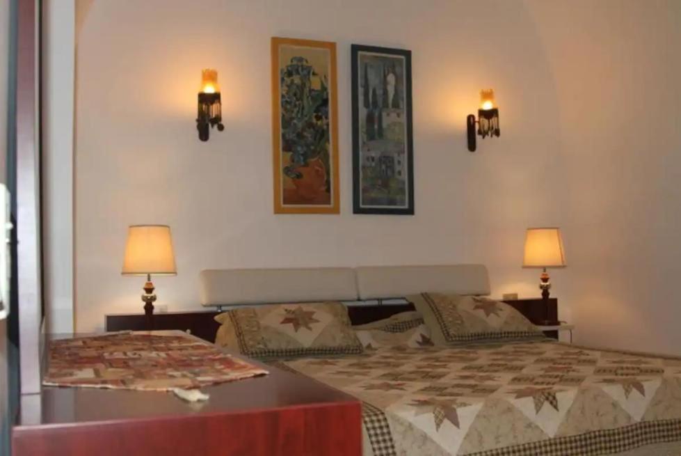 ein Schlafzimmer mit einem Bett und zwei Lampen an der Wand in der Unterkunft EL Gouna Villa in Hurghada