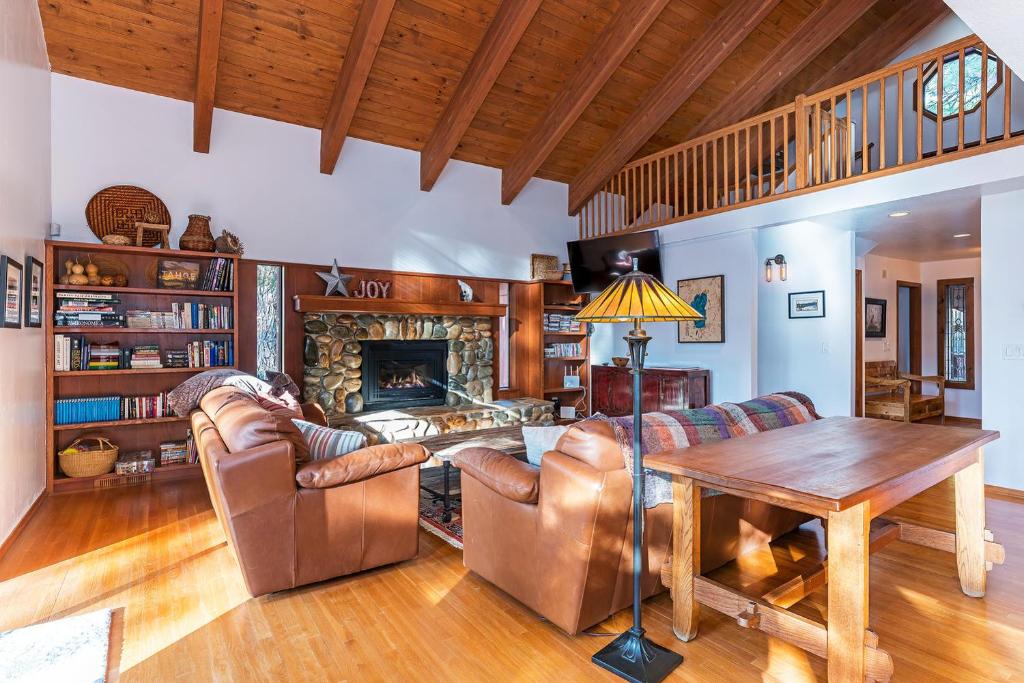 sala de estar con muebles de cuero y chimenea en 451 First Green Dr - Mountain Home en Incline Village