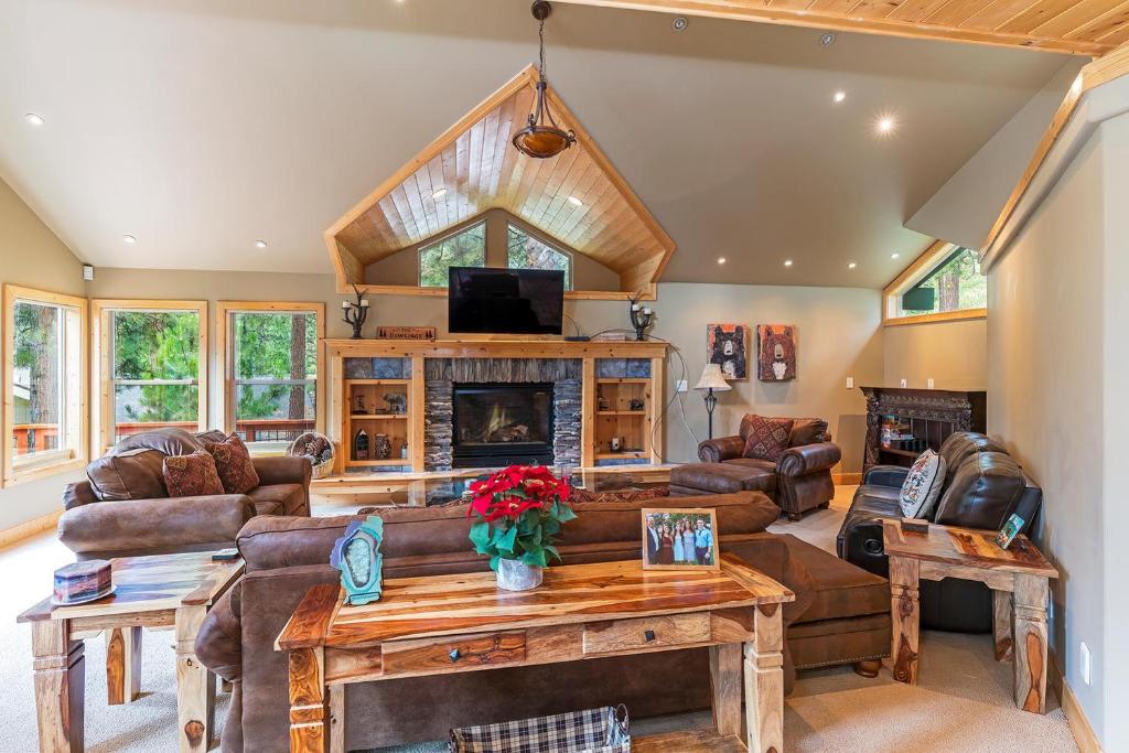 uma sala de estar com mobiliário de couro e uma lareira em 585 Knotty Pine - Gorgoeous Moutain Home em Incline Village