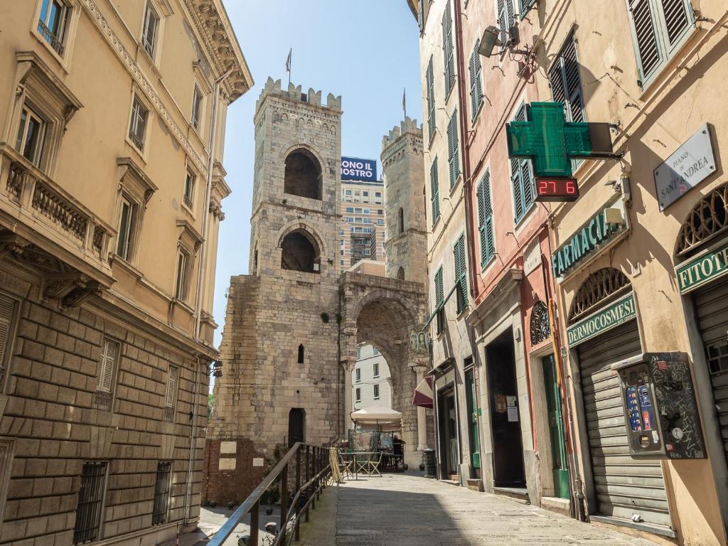 un vecchio edificio con una torre dell'orologio in una strada di Casa Sofia a Genova