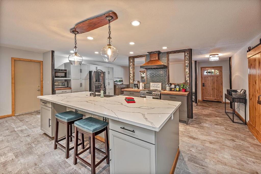 eine große Küche mit einer großen Insel mit Barhockern in der Unterkunft Lake Tahoe Retreat 720LC in Incline Village