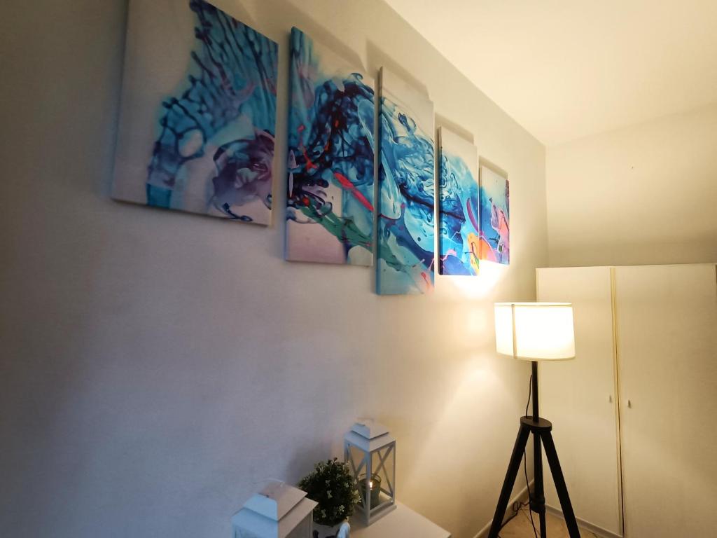 una habitación con cuatro pinturas en una pared en Dimora San Martino, en Offida