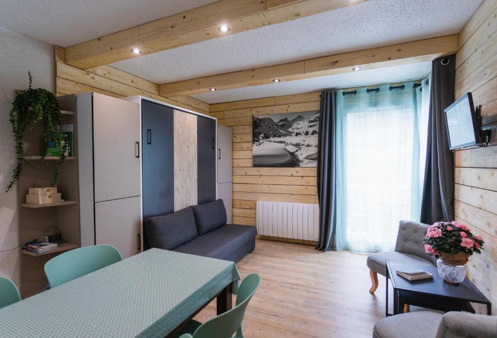 un salon avec une table et une salle à manger dans l'établissement L'horizon studio, à Cauterets