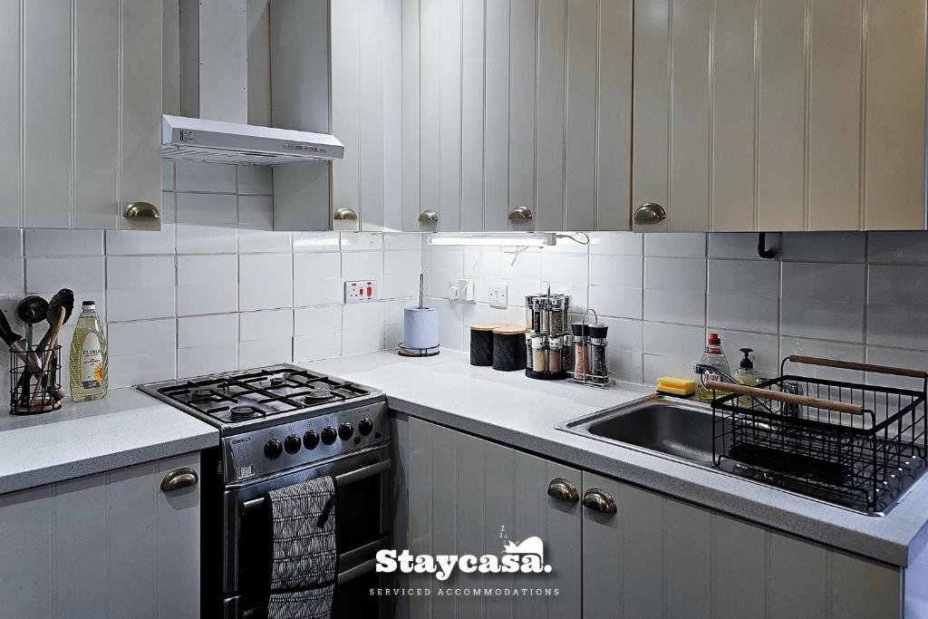 Kuchyň nebo kuchyňský kout v ubytování Charming 6-bed Near Alexandra Park - Free Parking