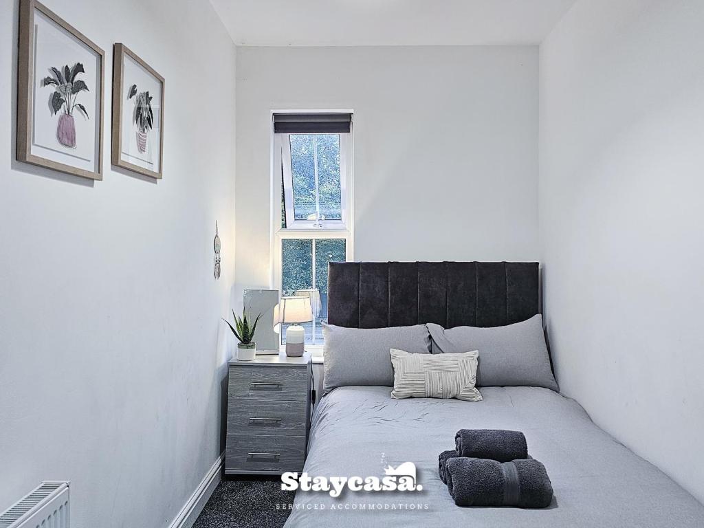 Postel nebo postele na pokoji v ubytování Charming 6-bed Near Alexandra Park - Free Parking