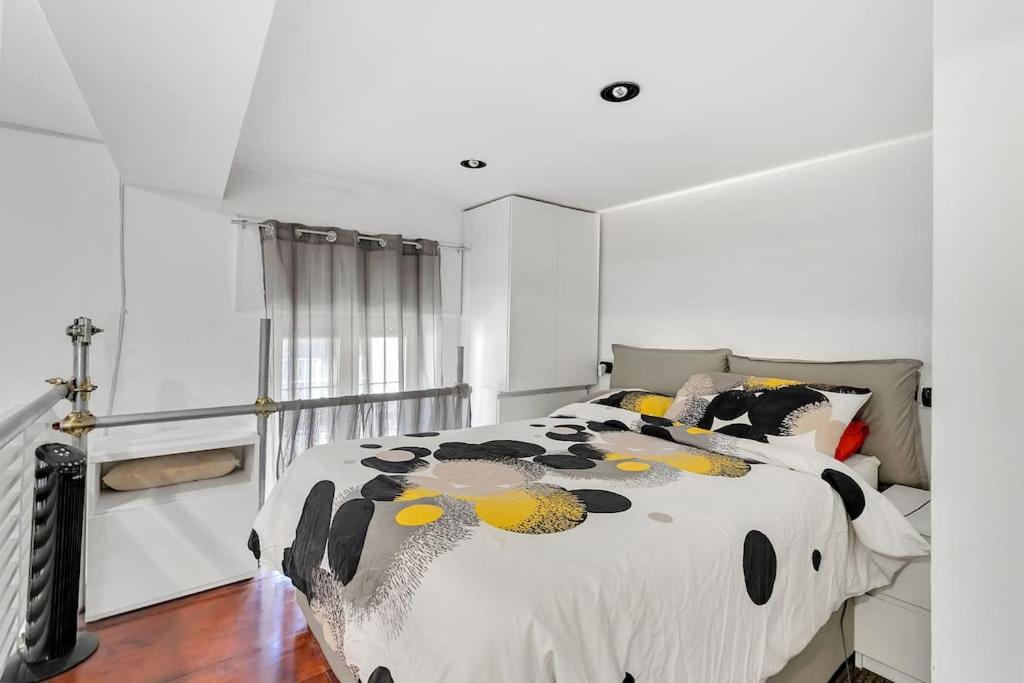 een slaapkamer met een bed met eenden erop bij DF MiniLOFT, Milano-SanSiro in Milaan