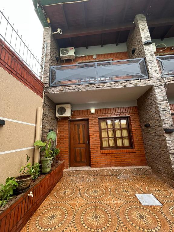 un edificio con puerta y suelo de baldosa en Duplex Klexos I, en Puerto Iguazú