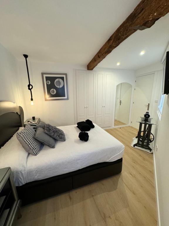 1 dormitorio con 1 cama grande con sábanas blancas en ISTUA - Etxie La Casa, en Bermeo