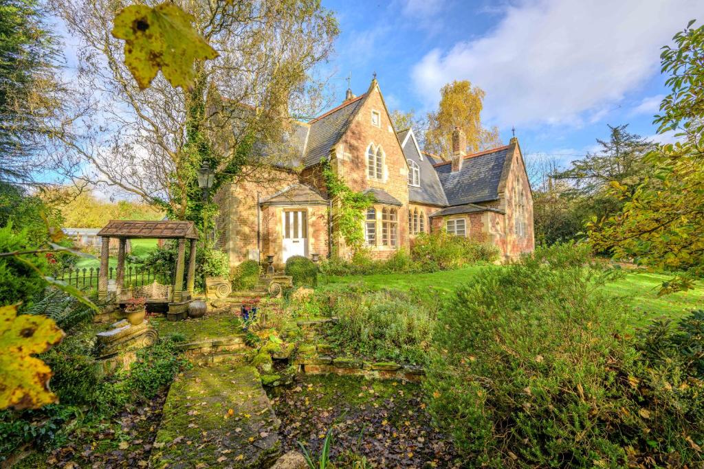 una casa antigua con un jardín delante de ella en Country House with 7 bedrooms and 3 buildings en Market Rasen